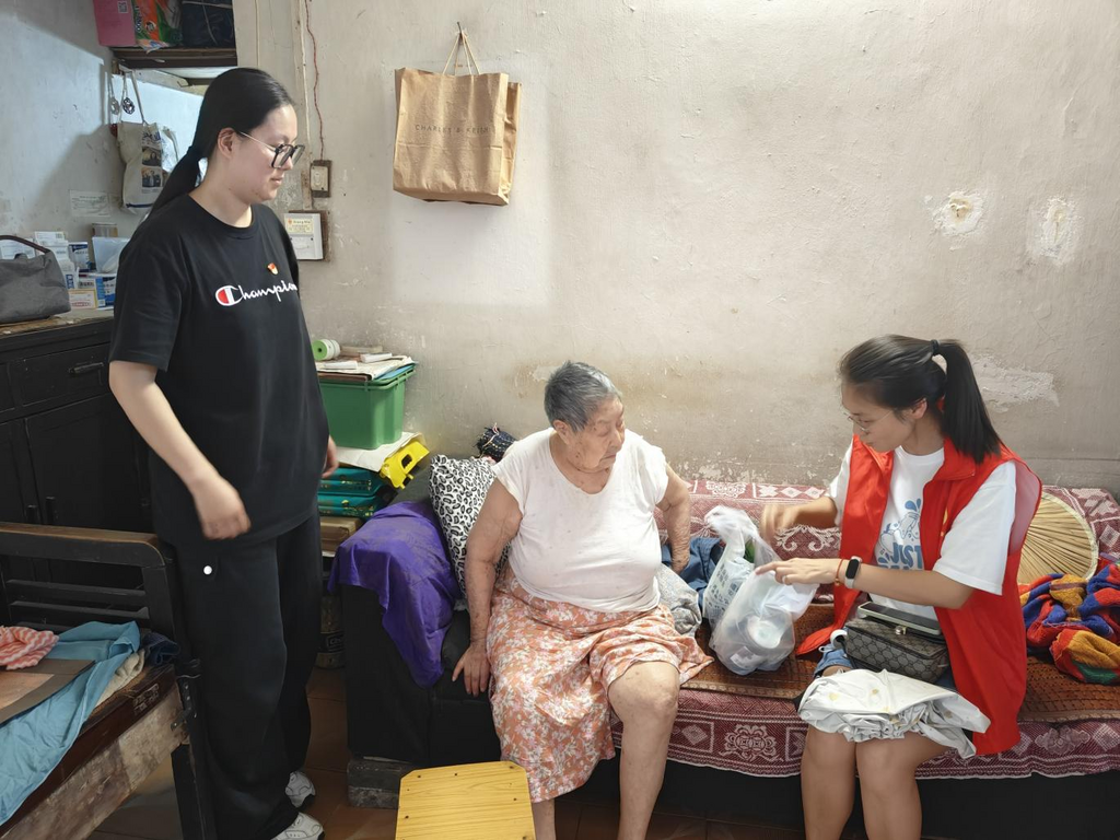 社区工作人员上门一对一服务。街道供图 华龙网发